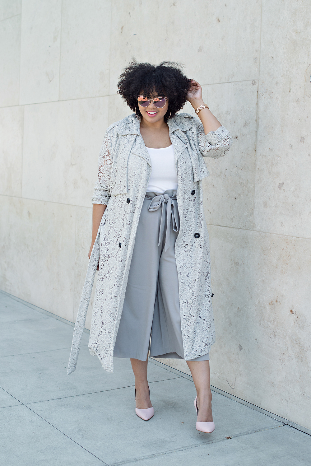 A blogueira plus size americana Gabi Fresh elegeu um modelinho leve de renda para sua versão do casaco alongado.